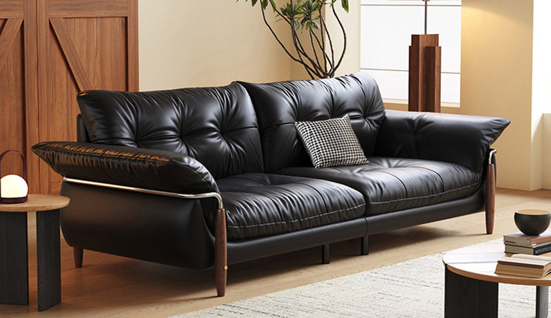 伽罗时光 中古风 高定头层黄牛皮 靠枕式柔软扶手 高品级北美进口白蜡木+不锈钢金属元素相结合 稳固有力支撑 进口俄罗斯落叶松实木框架 大四人位真皮沙发