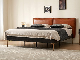  英伦风 实木软包床 进口实木微雕工艺 厚实柔韧油蜡仿真皮 独立饱满双靠包 舒缓释压 阿尔贝托雕塑金属高脚 1.8*2.0米 实木床（搭配满铺燕尾油漆床板）