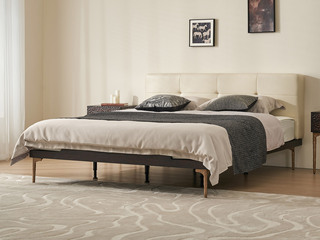  英伦风 白巧实木软包床 进口实木微雕工艺 厚实柔韧油蜡仿真皮 匀称拉点设计稳固不跑位 阿尔贝托雕塑金属高脚 1.8*2.0米 实木床（搭配满铺燕尾油漆床板）