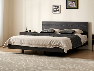  英伦风 进口实木微雕工艺锻打锤纹肌理 设计感深浅光影变化 厚实大板床头不规则浮雕纹理 1.8*2.0米 实木床（搭配满铺燕尾油漆床板）