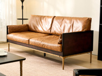 汉森庄园 英伦风 进口实木微雕工艺 设计感深浅光影变化 细腻柔韧油蜡仿真皮 Q弹饱满高密度海绵 阿尔贝托雕塑金属高脚 三人位沙发