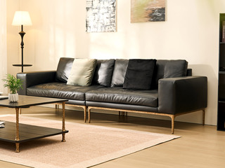  英伦风 天然纹理细腻头层真皮 蓬松柔软羽绒 独立扶手包设计枕靠随心 阿尔贝托雕塑金属高脚 四人位沙发