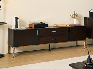  英伦风 进口实木微雕工艺 设计感深浅光影变化 大容量多元化储物空间 阿尔贝托雕塑金属高脚 2.0米 电视柜