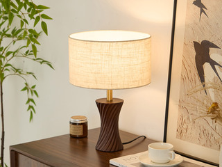 【包邮】 宋式美学风格 橡胶木（实木）+浮雕工艺+铁艺电镀+麻艺布罩 客厅卧室中古系列 实木L2504-米黄-三色 胡桃木色+深咖色灯罩 台灯(含光源 E27)（内蒙古，新疆，西藏，青海，甘肃、宁夏等地区不包邮 运费请咨询客服)